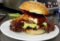 Schlemmer Burger mit Bacon und Guacamole